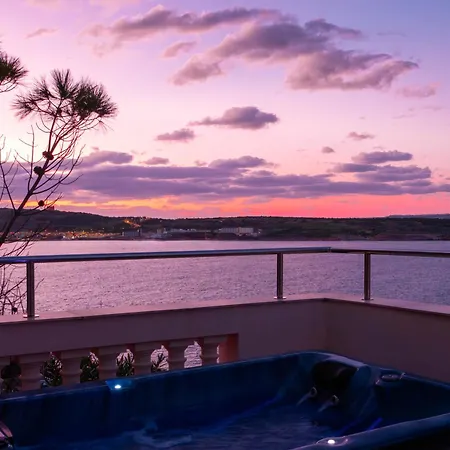 Villa Palma - Sunset Sea Views With Pool, Jacuzzi, Sauna And Games Mellieha